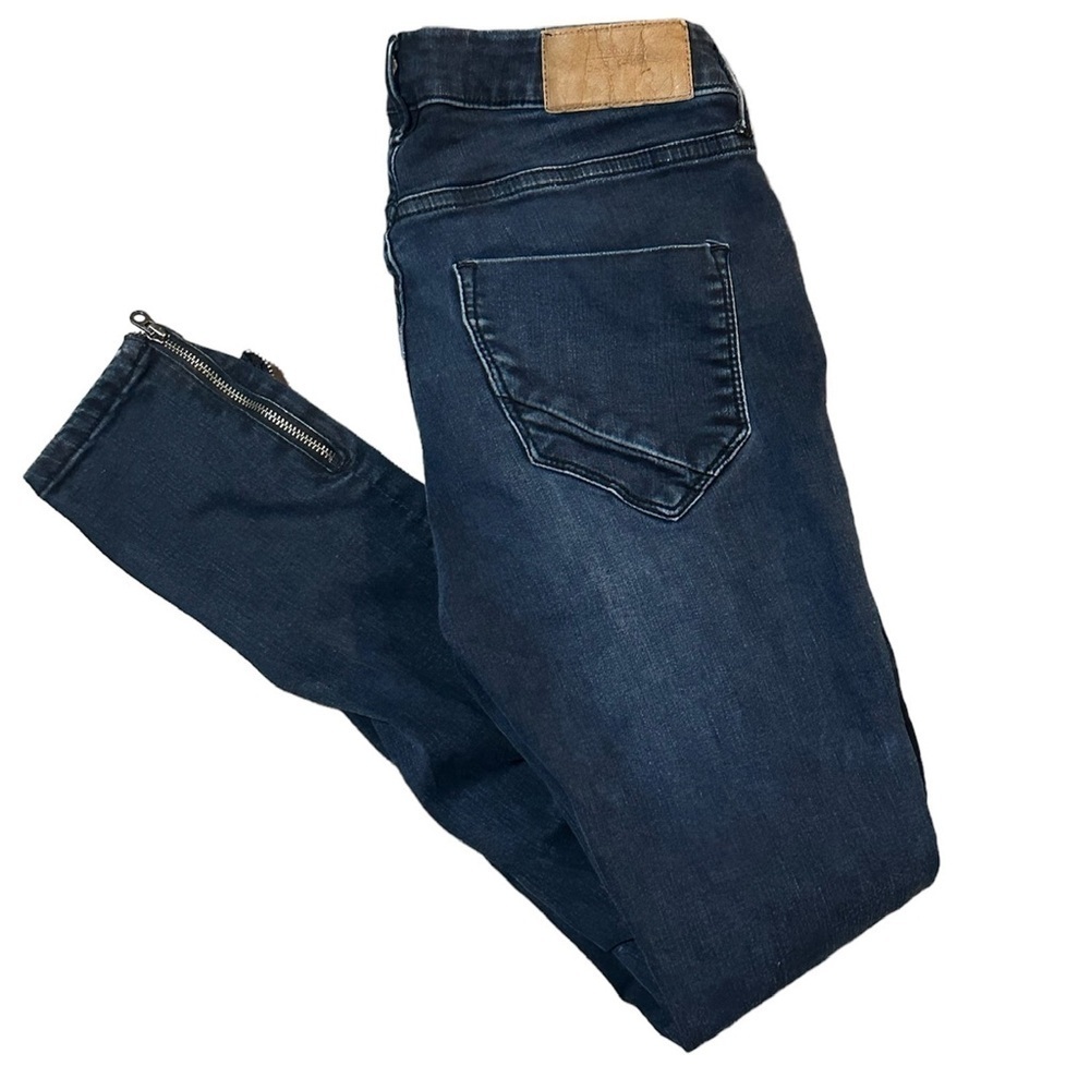 DIVIDED women’s size 8 dark wash jeans with zipper at the ankles